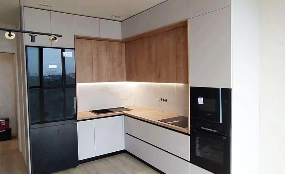 Современная кухня, в светло-бежевых тонах с деревянными и белыми глянцевыми фасадами