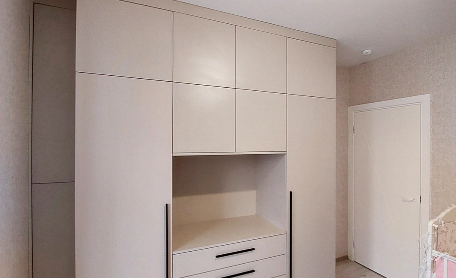 Большой белый шкаф, с большим количеством отсеков для хранения